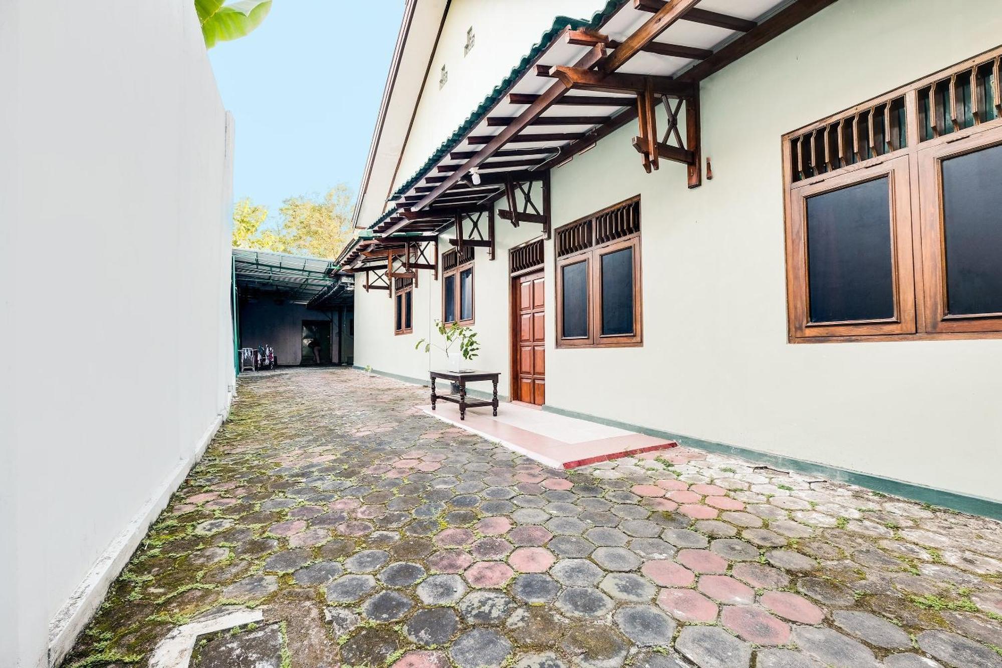 Spot On 92068 Pudja Kesuma Homestay Syariah Jogjakarta Buitenkant foto